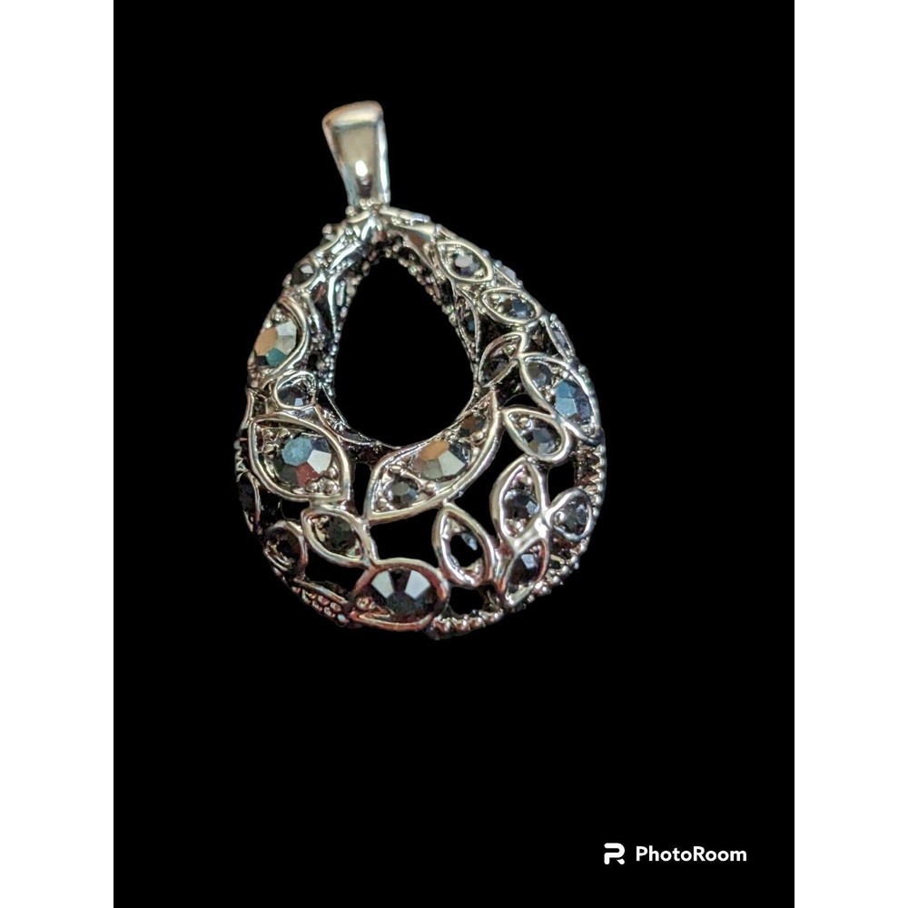 Lia Sophia Necklace with Cut Cystals . Beautiful NWT